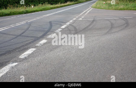 Kufen und Reifen / Reifen markiert links von Jungs und ihre Autos in den Hügeln in der Nähe von Cheddar...  August 2016 Stockfoto