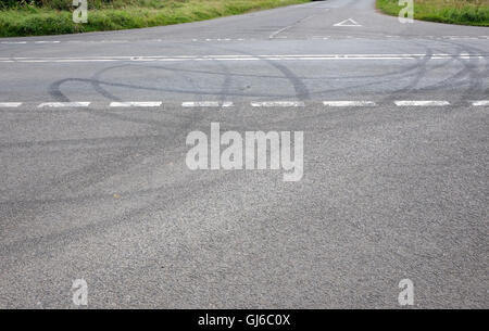 Kufen und Reifen / Reifen markiert links von Jungs und ihre Autos in den Hügeln in der Nähe von Cheddar...  August 2016 Stockfoto