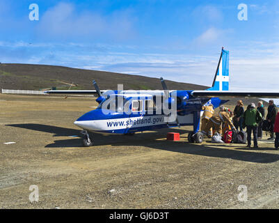 dh Fair Isle Airport FAIR ISLE SHETLAND Directflights islander Flugzeug-Ladeflugzeug Inseln schottland kleiner Turboprop uk Boarding Passagier-Start- und Landebahn Stockfoto