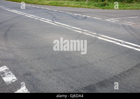 Kufen und Reifen / Reifen markiert links von Jungs und ihre Autos in den Hügeln in der Nähe von Cheddar...  August 2016 Stockfoto