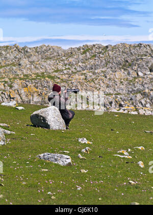 dh BU NESS FAIR ISLE Woman fotografiert Teleobjektiv fotografiert Vögel Fotos schottland Tierwelt Fotografie Vogelbeobachter Fotograf großbritannien Stockfoto