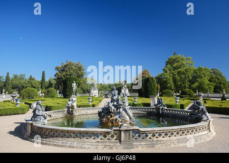 Brunnen am Palast von Queluz, einem portugiesischen aus dem 18. Jahrhundert Palast in Sintra Municipality, Lisbon District. Stockfoto