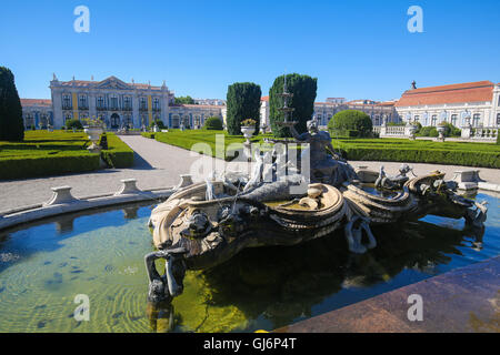 Brunnen am Palast von Queluz, einem portugiesischen aus dem 18. Jahrhundert Palast in Sintra Municipality, Lisbon District. Stockfoto