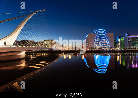 Moderne Irland, Samuel Beckett Bridge bei Nacht Stockfoto