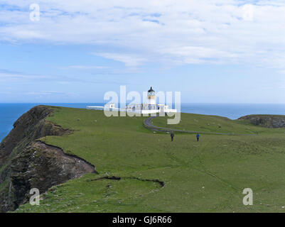 dh Nord Leuchtturm FAIR ISLE SHETLAND Wanderer paar wenige Klippen von Leuchtturm Inseln Schottland Menschen Wanderer