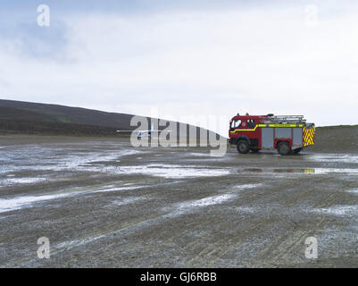 dh Isles Flughafen abgelegene Insel INSEL INSEL SCHOTTLAND INSELN Islander Flugzeug Ankunft Feuerwehrmotor auf Standby kleine Landebahn Flugzeug Landung Stockfoto