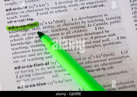 Die Wort Bildung ist definiert und in einem Wörterbuch hervorgehoben. Stockfoto