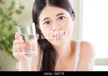 Unsere Körper haben sich um zu bewegen, viel mehr Probleme durch gesunde Ernährung und Trinkwasser sind entwickelt Stockfoto