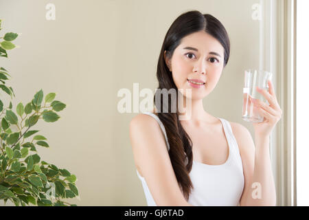 Trinkwasser ist wie Waschen Sie Ihre Innenseiten. Das Wasser wird das System zu reinigen, füllen Sie Stockfoto