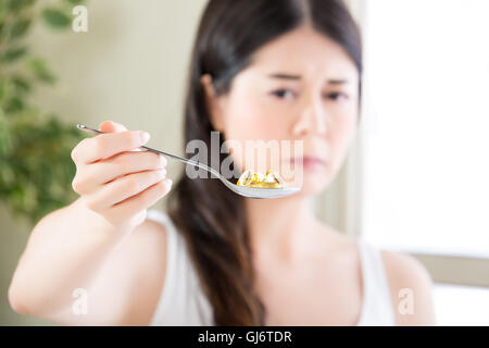 schöne asiatische Frauen sagen Nein zu viele Nahrungsergänzungsmittel zu Hause Stockfoto