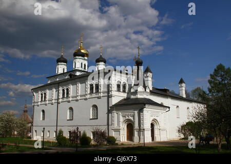 Kirche der Epiphanie und das Refektorium. Joseph-Wolokolamsk Kloster. Russland, Moscow Region, Teryaevo Stockfoto