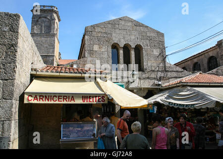 Traditionelles Essen bietet Markt "Mercado de Abastos de Santiago" eine Ansicht des täglichen Lebens in der Altstadt von Santiago de Compostela.S Stockfoto