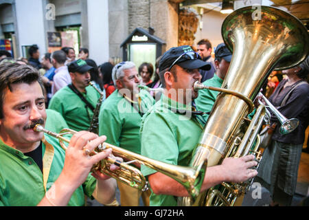 Marching Bands spielen für die Massen auf den Straßen von Santiago De Compostela. Tausende von Besucher und Pilger versammeln sich in Santia Stockfoto