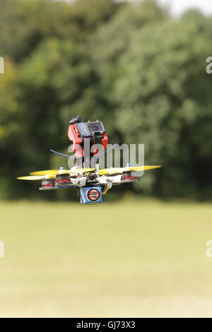 Drohne Racing Queen Cup 2016.  FPV, First Person View Drohne Racer Pilot Gary Kent fliegt eine Quadrocopter Drohne an der Flightline. Stockfoto