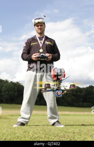 Drohne Racing Queen Cup 2016.  FPV, First Person View Drohne Racer Pilot Gary Kent fliegt eine Quadrocopter Drohne an der Flightline. Stockfoto