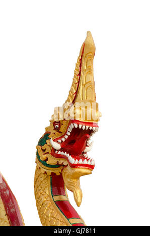 Naga-Statue im Tempel im Nordosten von Thailand auf einem weißen Hintergrund mit Pfaden. Stockfoto