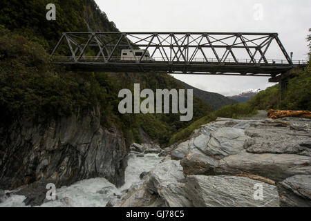 Eine One-Lane-Brücke überquert den Haast River an die Tore von Haast Bestande von 563 Meter hohen Haast Pass in Neuseeland. Stockfoto