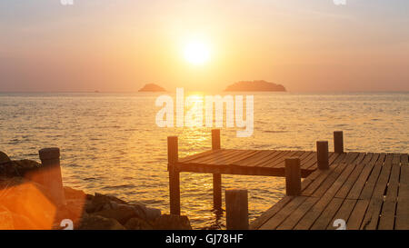 Sonnenuntergang über dem Golf von Thailand. Hölzernen Angelsteg. Stockfoto