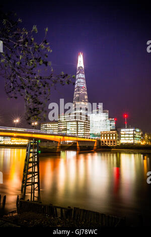 Blick von der Southbank die Themse Scherbe und anderen Gebäuden am Abend, London, UK. Stockfoto