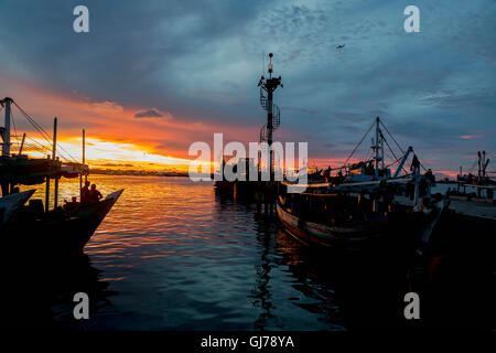 Farbenprächtigen Sonnenuntergang über den Hafen in Nord-Jakarta. Indonesien Stockfoto