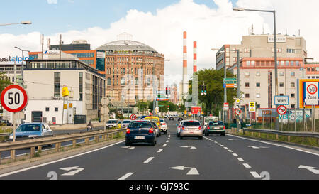 Verkehr auf Doblerhofstrasse in der Nähe von Gasometer City in Simmering Bezirk in Wien, Österreich Stockfoto