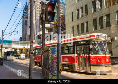 Toronto, Kanada - 2. Juli 2016: Tram auf der Queen Street. Straßenbahn Toronto wird von Toronto Transit Commission betrieben. Stockfoto