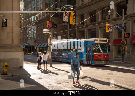 Toronto, Kanada - 2. Juli 2016: Tram an der King Street. Straßenbahn Toronto wird betrieben von der Toronto Transit Kommission (TTC) Stockfoto