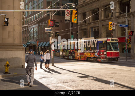 Toronto, Kanada - 2. Juli 2016: Tram an der King Street. Straßenbahn Toronto wird betrieben von der Toronto Transit Kommission (TTC) Stockfoto