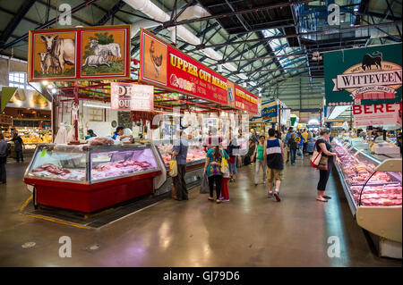 Toronto, CA - 2. Juli 2016: Stände, die Fleisch in St. Lawrence Market, Toronto, Ontario, Kanada Stockfoto