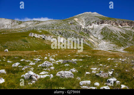 Bergbau-Altbauten auf Campo Imperatore im Gran Sasso Nationalpark, Abruzzen, Italien. Stockfoto