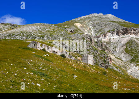 Bergbau-Altbauten auf Campo Imperatore im Gran Sasso Nationalpark, Abruzzen, Italien. Stockfoto