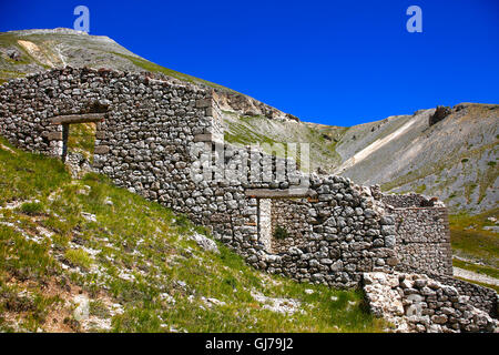 Bergbau-Altbauten auf Campo Imperatore im Gran Sasso Nationalpark, Abruzzen, Italien. Stockfoto