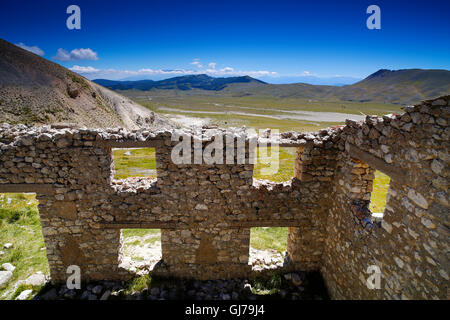 Bergbau-Altbauten auf Campo Imperatore im Gran Sasso Nationalpark, Abruzzen, Italien. Stockfoto