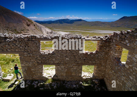 Bergbau-Altbauten auf Campo Imperatore im Gran Sasso Nationalpark, Abruzzen, Italien. Stockfoto