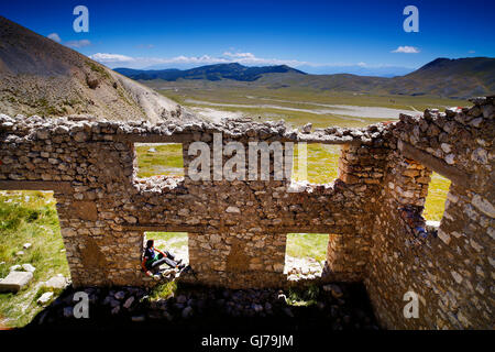 Bergbau-Altbauten auf Campo Imperatore im Gran Sasso Nationalpark, Abruzzen, Italien. Stockfoto