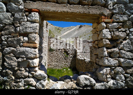 Bergbau-Altbauten auf Campo Imperatore im Gran Sasso Nationalpark, Abruzzen, Italien. Stockfoto