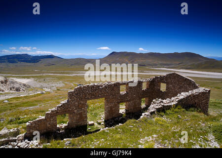 Bergbau-Altbauten auf Campo Imperatore im Gran Sasso Nationalpark, Abruzzen, Italien. Stockfoto