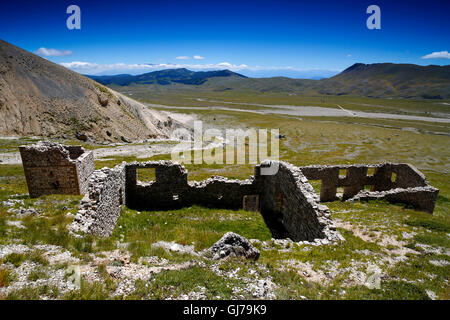 Bergbau-Altbauten auf Campo Imperatore im Gran Sasso Nationalpark, Abruzzen, Italien. Stockfoto