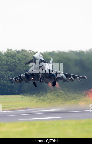 Royal Air Force (RAF) BAE Systems Eurofighter Typhoon FGR4 mit Waffen an Bord auf der RIAT 2016, Royal International Air Tattoo Stockfoto