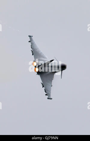 Royal Air Force (RAF) BAE Systems Eurofighter Typhoon FGR4 mit Waffen an Bord auf der RIAT 2016, Royal International Air Tattoo Stockfoto