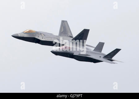 F-35A Lightning II und F-22A Raptor Durchflug USAF Heritage Flight auf 2016 Royal International Air Tattoo RIAT Stockfoto