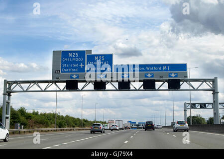 Schwerlastverkehr auf der M1 Richtung Süden Autobahn in England in der Nähe von London an Kreuzung 6A Stockfoto