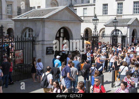 Touristen auf der Horse Guards Parade, Horse Guards Gebäude in Whitehall City of Westminster, Zentral-London Stockfoto