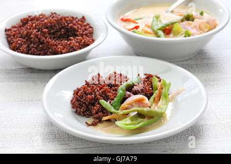 EMA Datshi (traditionelle Chili Käse Eintopf) mit rotem Reis, bhutanesischen Küche Stockfoto