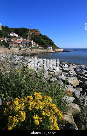 Morgen Blick auf Runswick Bay und Village, North Yorkshire, bei Flut an einem wolkenlosen Tag im Hochformat Stockfoto