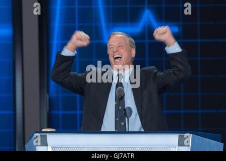 Ehemalige Vermont Gouverneur Howard Dean erschafft seine berühmten Schrei nach seiner Rede am 2. Tag von der Democratic National Convention im Wells Fargo Center 26. Juli 2016 in Philadelphia, Pennsylvania. Stockfoto