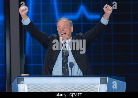 Ehemalige Vermont Gouverneur Howard Dean erschafft seine berühmten Schrei nach seiner Rede am 2. Tag von der Democratic National Convention im Wells Fargo Center 26. Juli 2016 in Philadelphia, Pennsylvania. Stockfoto