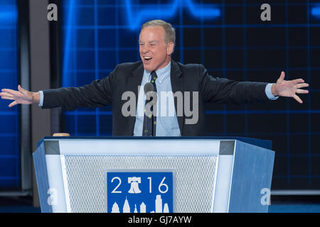 Ehemalige Vermont Gouverneur Howard Dean erschafft seine berühmten Schrei nach seiner Rede am 2. Tag von der Democratic National Convention im Wells Fargo Center 26. Juli 2016 in Philadelphia, Pennsylvania. Stockfoto