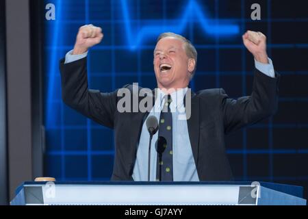 Ehemalige Vermont Gouverneur Howard Dean erschafft seine berühmten Schrei nach seiner Rede am 2. Tag von der Democratic National Convention im Wells Fargo Center 26. Juli 2016 in Philadelphia, Pennsylvania. Stockfoto