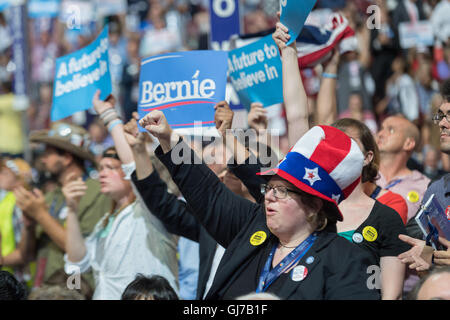 Delegierten Jubel für Bernie Sanders während der namentlichen Abstimmung am 2. Tag der Democratic National Convention im Wells Fargo Center 26. Juli 2016 in Philadelphia, Pennsylvania. Stockfoto